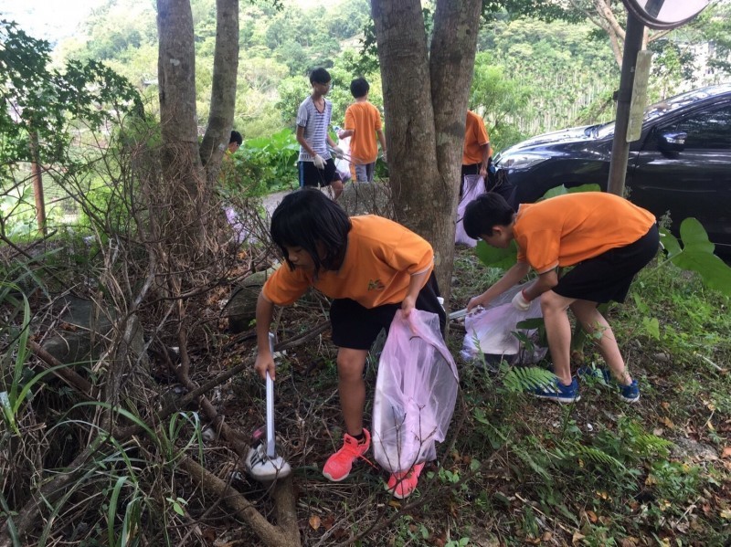 學生協助社區環境整潔工作。（坪林國中提供）