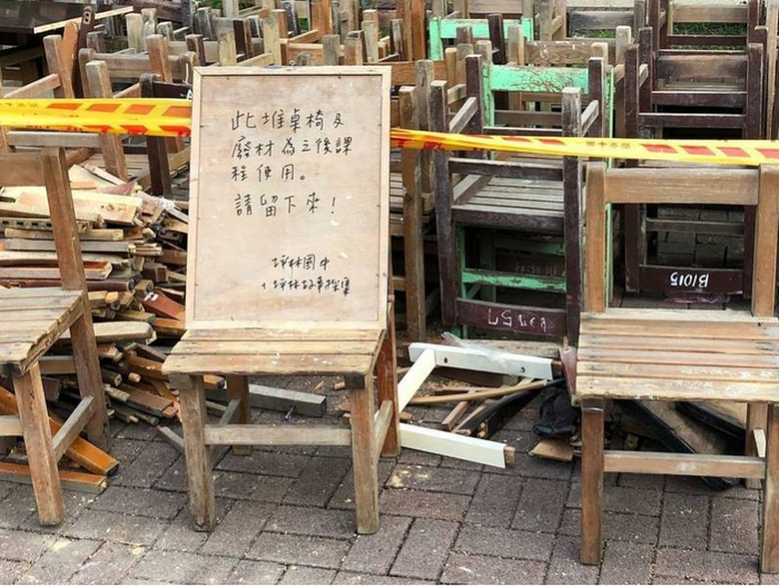 坪林國中原本準備廢棄的舊木椅照。