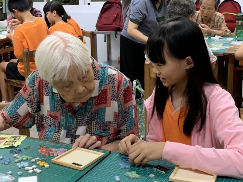 學生與長者一同製作馬賽克拼貼作品