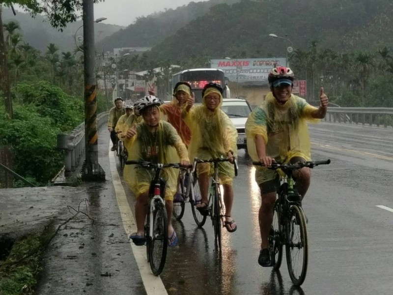 學生組隊花東縱谷單車行、單車環島及挑戰武嶺,強健體魄。(坪林國中提供)