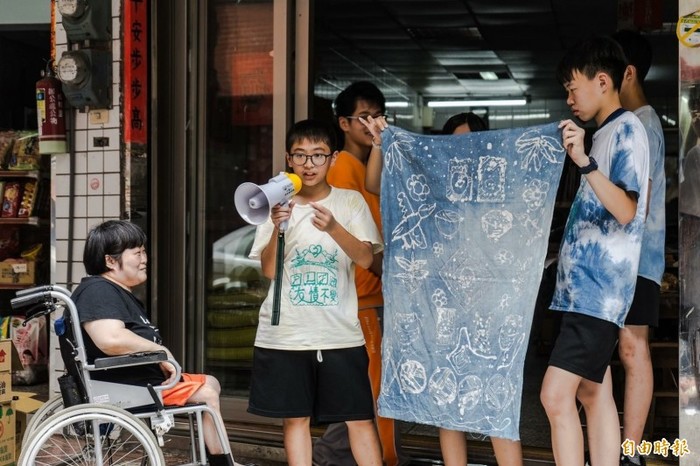 坪林國中學生為社區商家製作獨特的藍染布簾。(記者翁聿煌攝)圖片